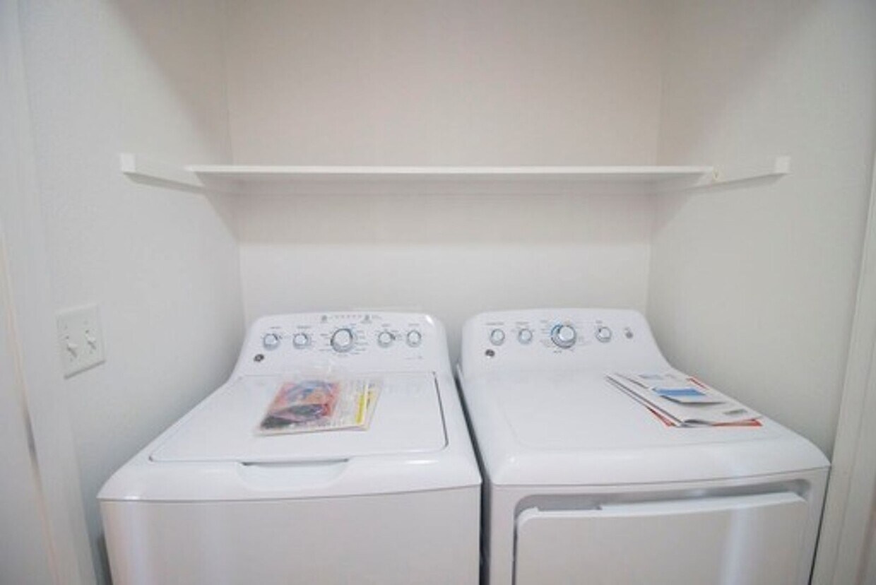 Foto principal - Cute, clean 2 bedroom upstairs apartment w...