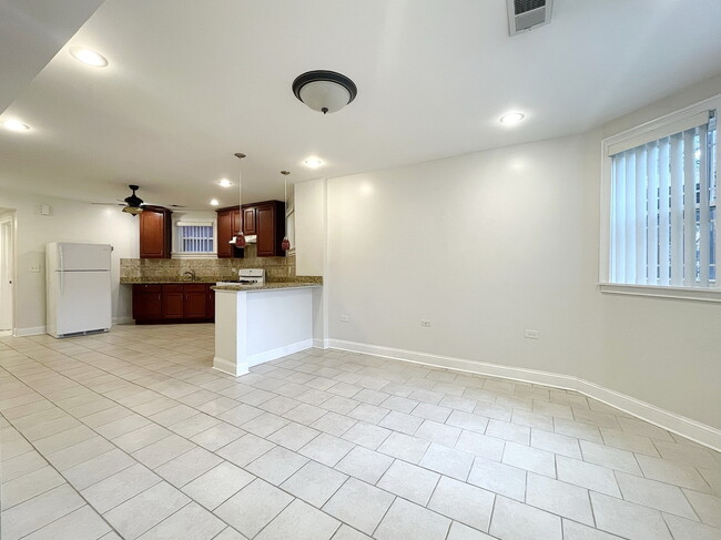 Building Photo - 2449 N Avers Ave