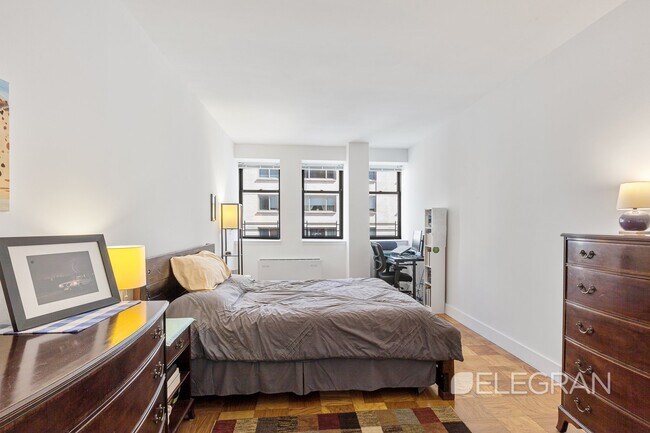 Building Photo - 201 E 69th St