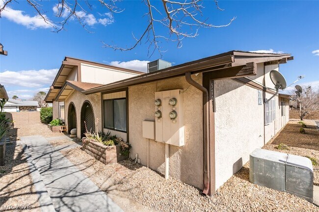 Foto del edificio - 5701 Smoke Ranch Rd