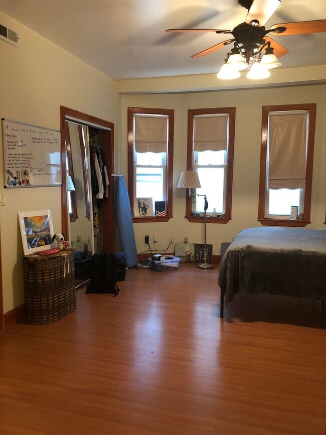 Building Photo - 3-bedroom, 1-bathroom apartment in the vib...