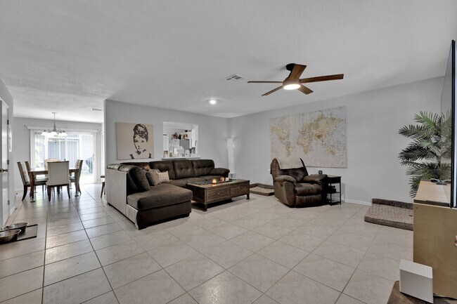 Foto del edificio - Move-in Ready 3/2 Condo in Waterford Lakes!