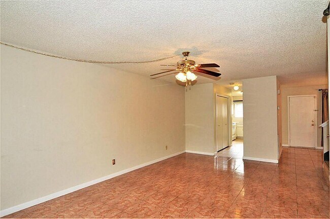Building Photo - 2305 Broadlawn Dr
