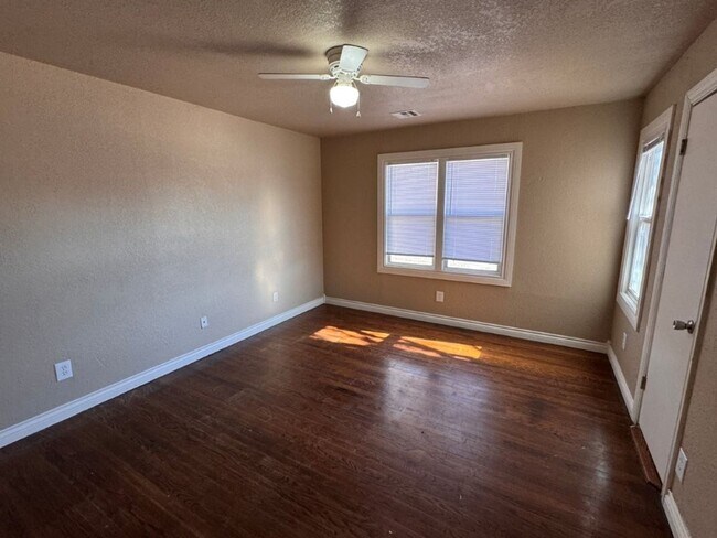 Foto del edificio - 3 bed, 1 and a 1/2 bath , one car garage! New paint, updates throughout and ready for move in!