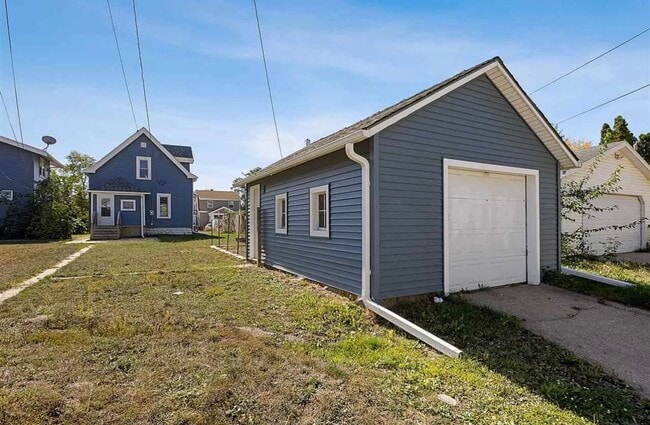 Foto del edificio - 2 bedroom, 1 bathroom house with 1 stall g...