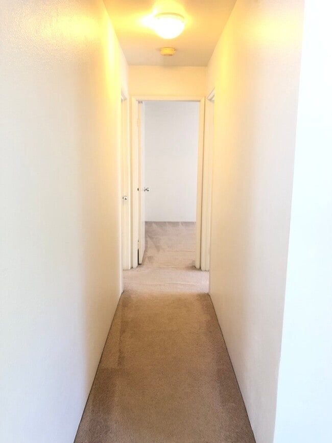 Building Photo - Crosspointe - 2 Bdrm/1 Bath Bottom Corner ...