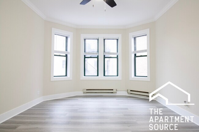 Foto del edificio - 3841 N Greenview Ave