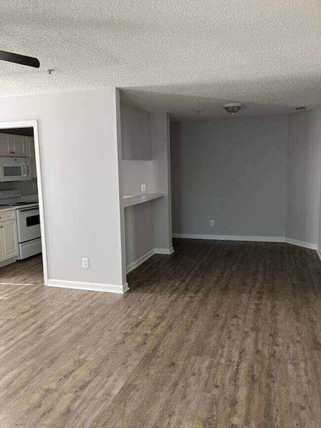 Building Photo - 906-H