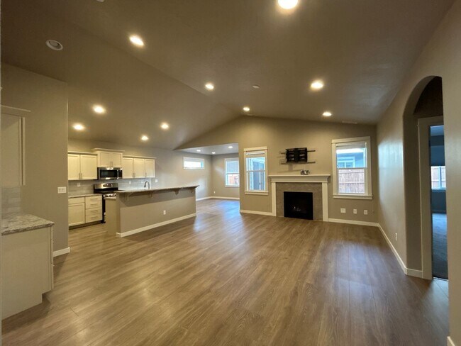 Building Photo - 3 Bedroom / 2 Bathroom Single Level Home i...