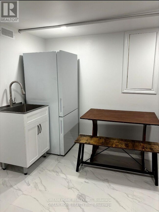 Building Photo - 337 Mutual St