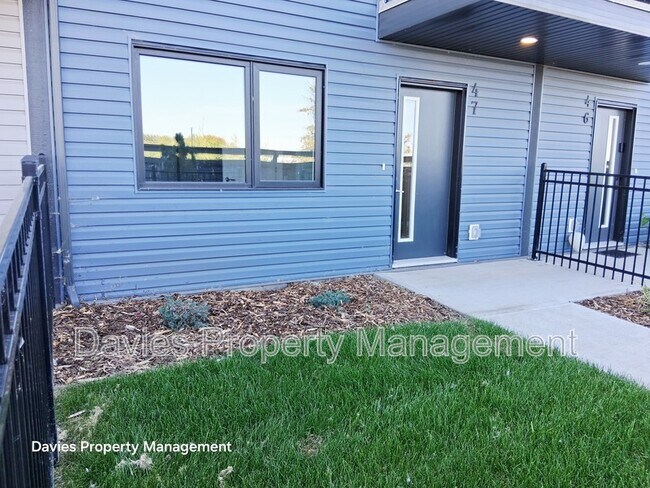 Photo du bâtiment - 11910-11935 35 Ave SW