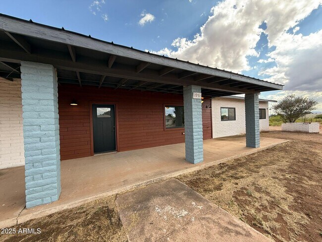 Foto del edificio - 1951 E 13th St