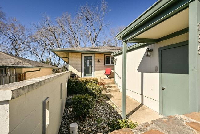 Building Photo - 3 Bedroom Manchester Condo