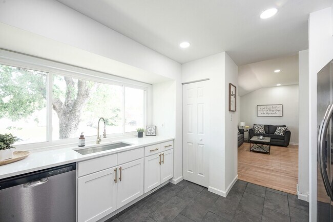 Foto del edificio - 411 Greenview Dr