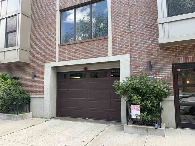 Building Photo - 511 Jackson St