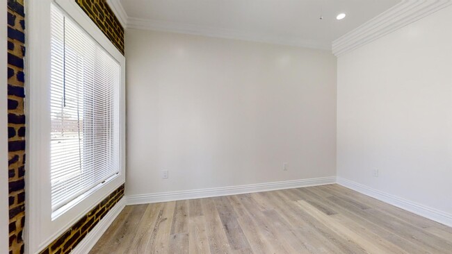 Building Photo - 738 S New Hampshire Ave