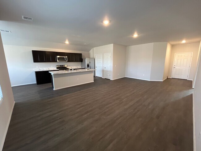 Foto del edificio - **St Patrick's Day Deal!** NEWER Three Bed...