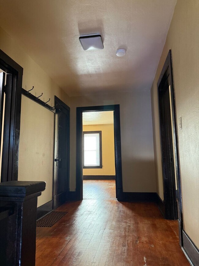 Foto del edificio - 1231 W College Ave