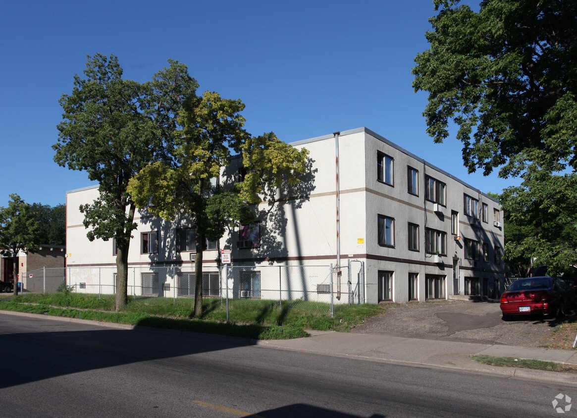 Building Photo - 2652 Bloomington Ave S