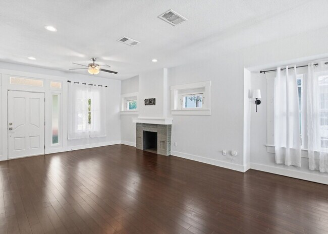Foto del edificio - Updated 3 Bedroom Home with Modern Finishes Near Everything Downtown!