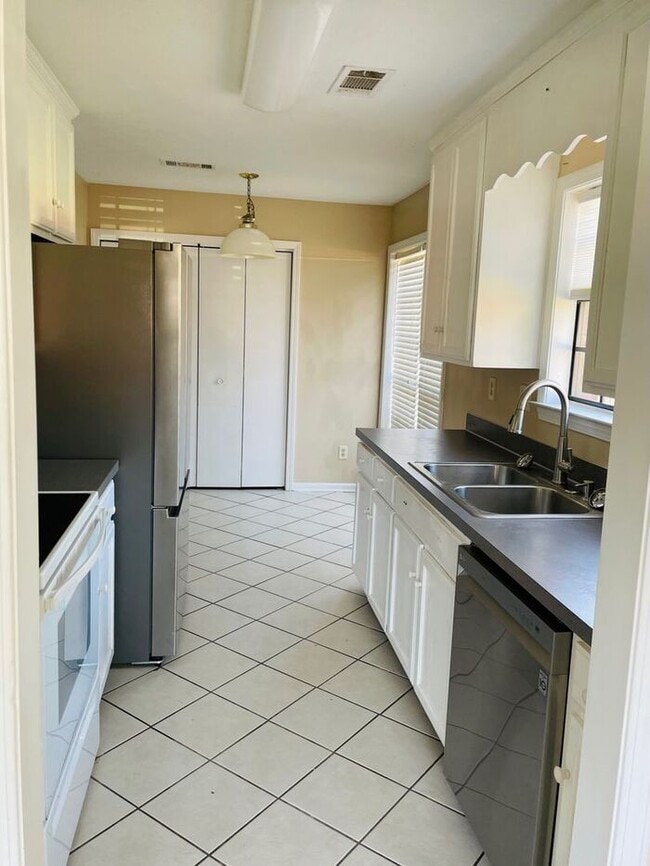 Building Photo - 3 Bed/2 Bath-Close to Northern Blvd