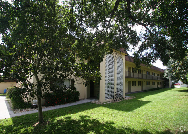 Building Photo - Pinecrest Arms