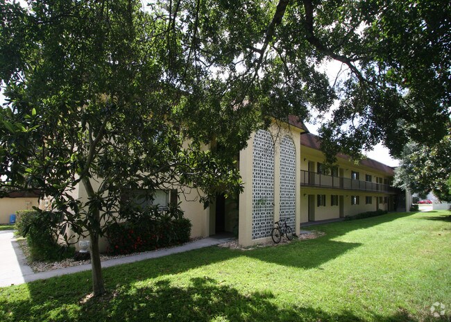 Foto del edificio - Pinecrest Arms