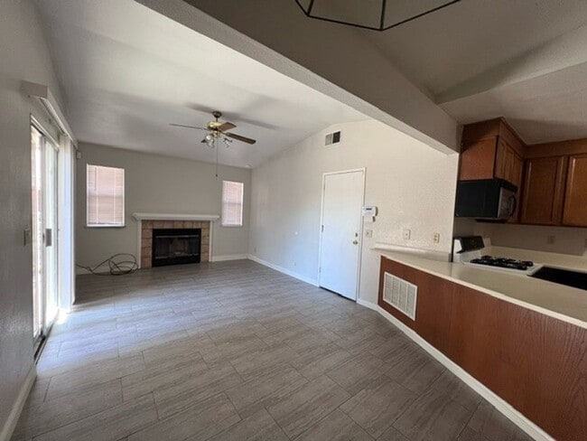 Foto del edificio - Spacious home close to shopping and transp...