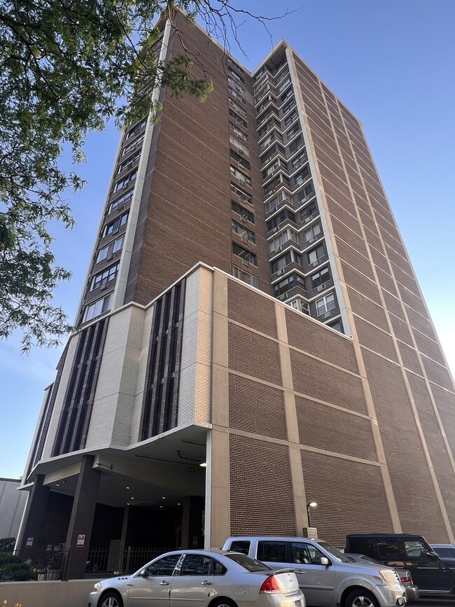 Building Photo - 6325 N Sheridan Rd
