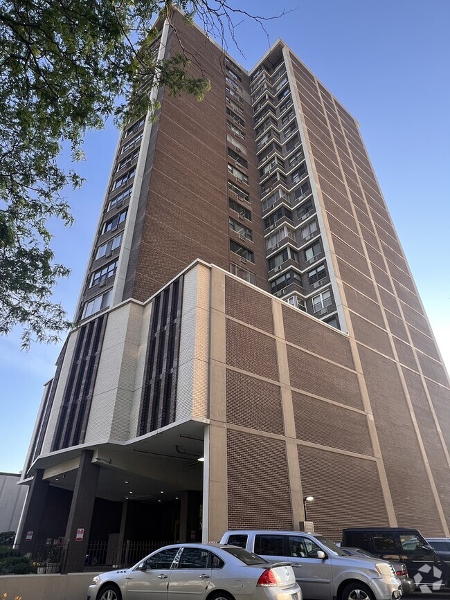 Building Photo - 6325 N Sheridan Rd