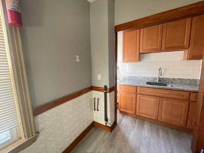 Building Photo - 16 Coburn St