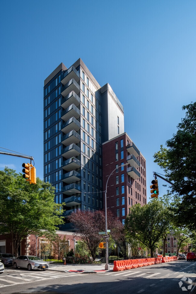 Building Photo - 347 Henry St