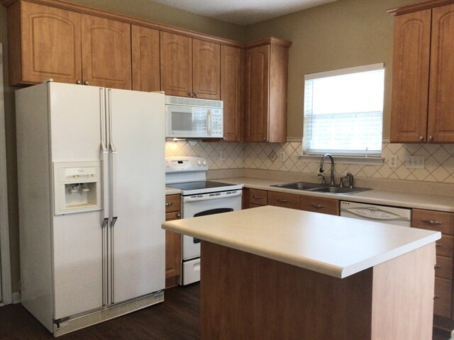 Foto del edificio - 5547 Whispering Wind Ln