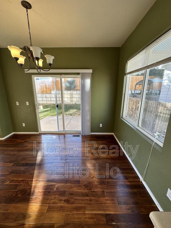 Foto del edificio - 6406 Sunny Meadow St