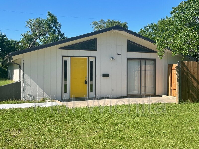 Primary Photo - 1500 E 10th St