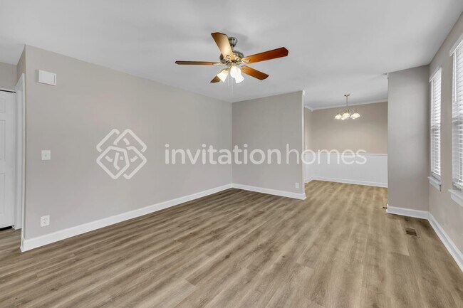 Building Photo - 5005 Rowena Dr