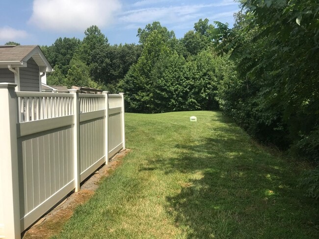 Building Photo - **Charming 2/2.5 Burlington Townhome**