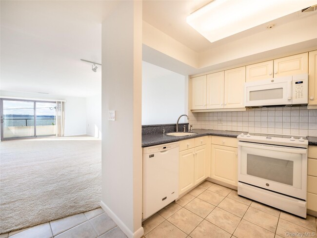 Building Photo - 372 Main St