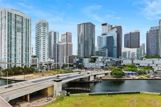 Foto del edificio - 350 S Miami Ave