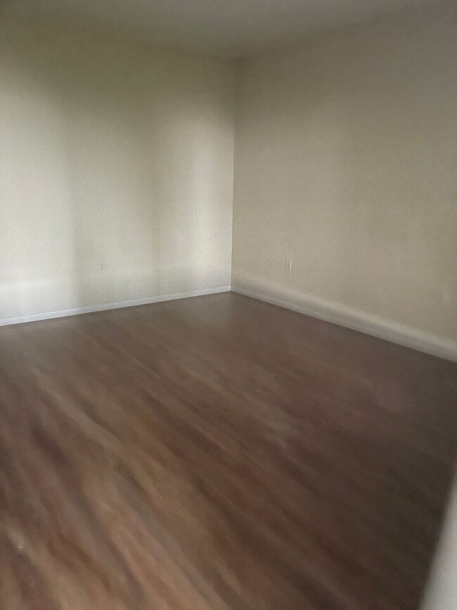 Foto del edificio - AVAILABLE NOW!