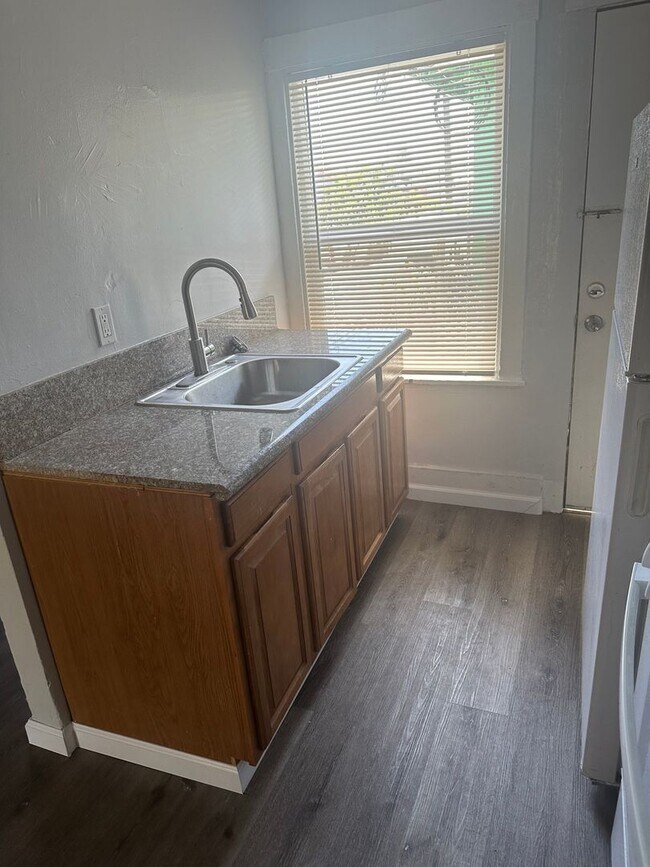 Building Photo - 2 Bedroom Single Family Apartments in Oakland