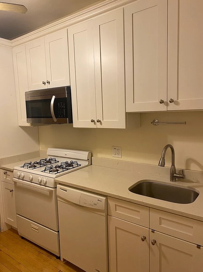 Building Photo - 844 W Aldine Ave