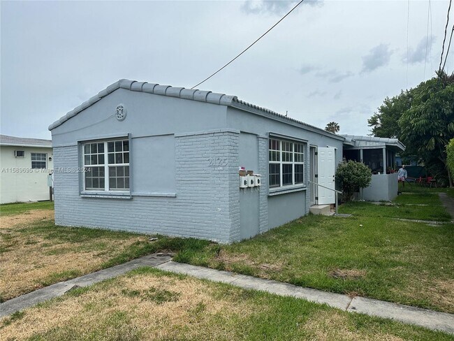 Building Photo - 2125 Bay Dr