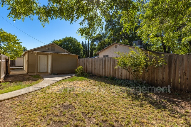 Building Photo - 1507 W 5th St