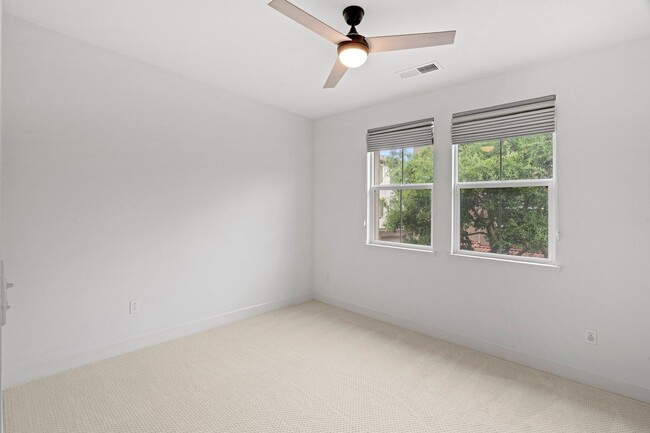 Foto del edificio - TOSCANA TOWNHOME EMBRACES LUXURY LIVING PRIVACY | SECURITY | MANY UPGRADES