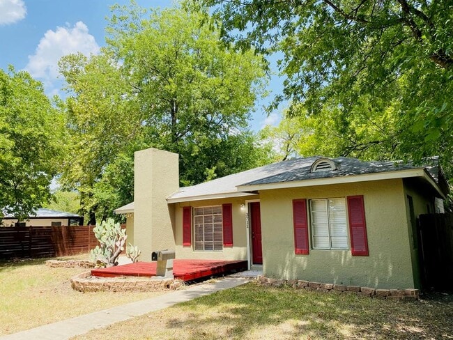 Building Photo - 3711 Vineland Dr