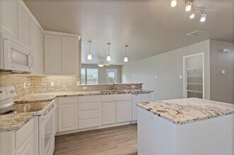 Building Photo - 1005 Live Oak Dr