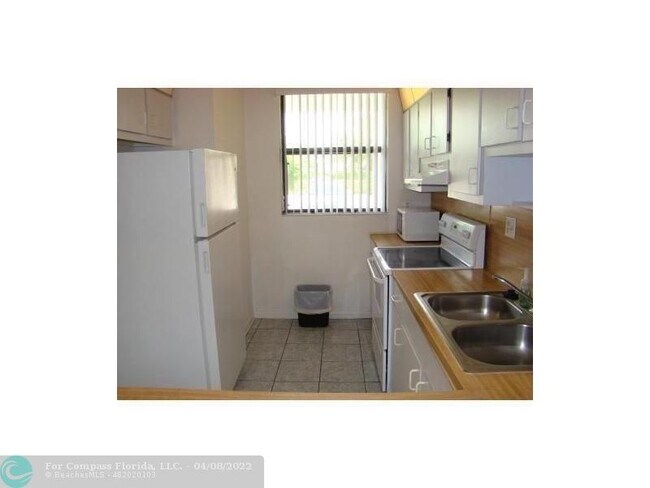 Foto del edificio - 8433 Forest Hills Dr