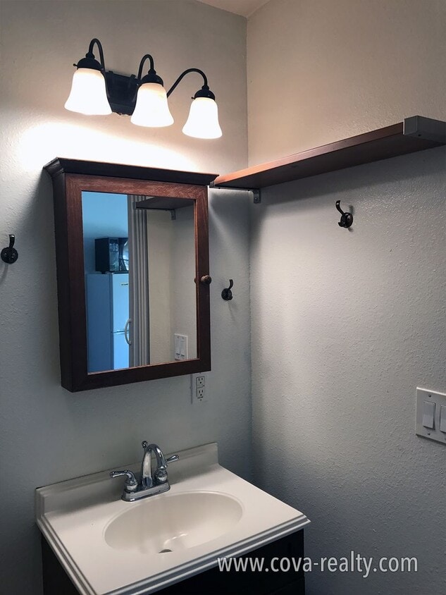 Foto del edificio - 724 W Roderick Ave