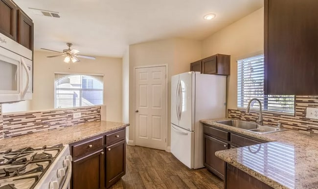 Foto del edificio - COMING SOON! Upgraded Summerlin Condo with Garage in Highly Desirable Gated Community